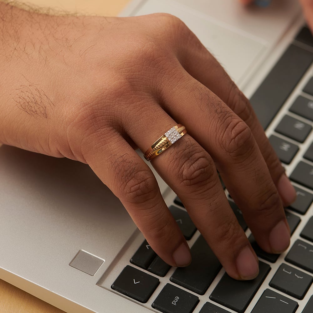 Minimal Glimmer Diamond Ring